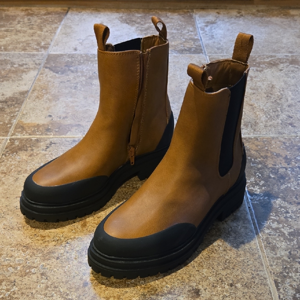 American Eagle Rubber Mudguard Chelsea Boot, Brown With Black Accents, Size 7
